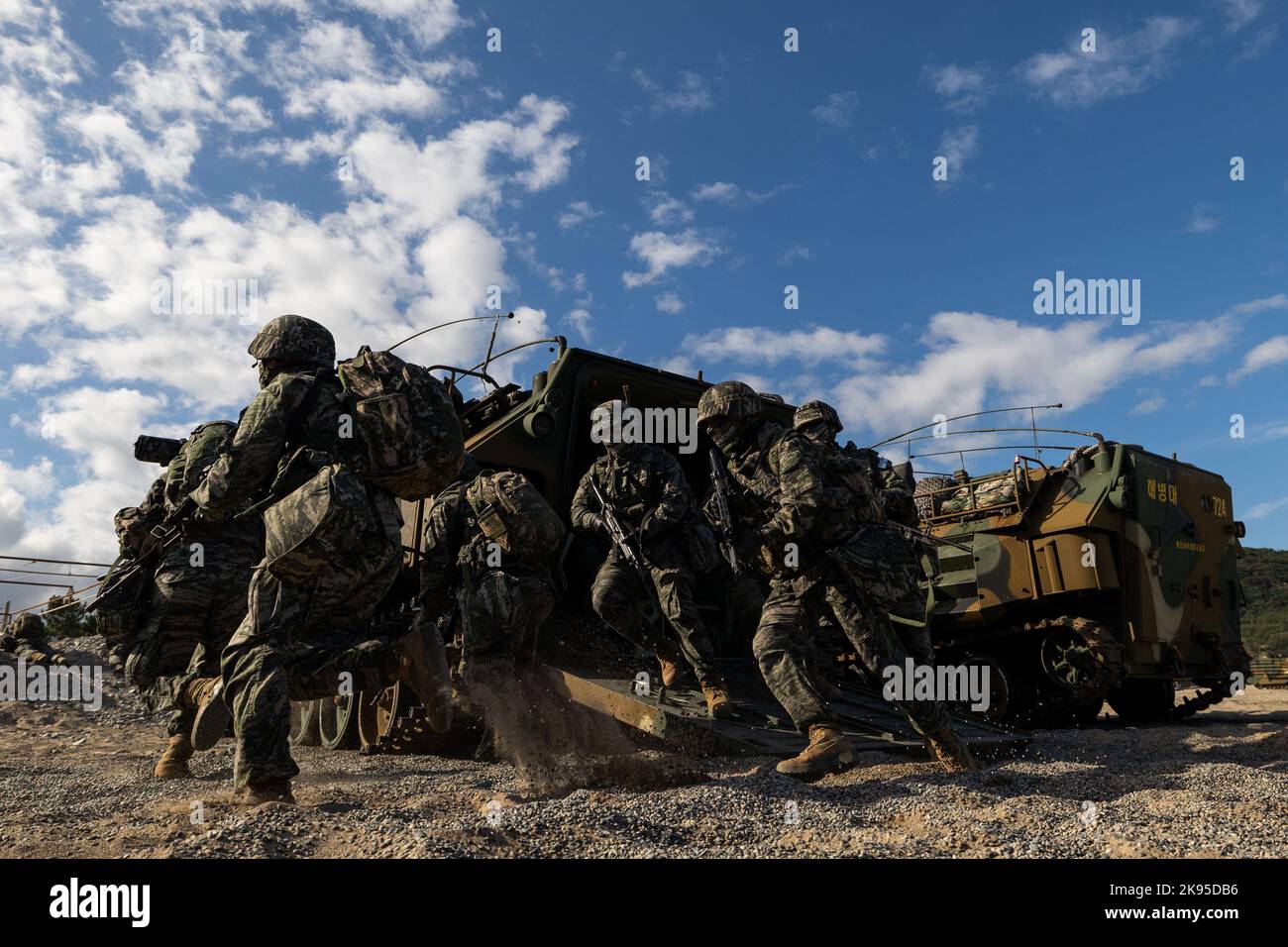 Marines share amphibious training, history with Singapore guardsmen