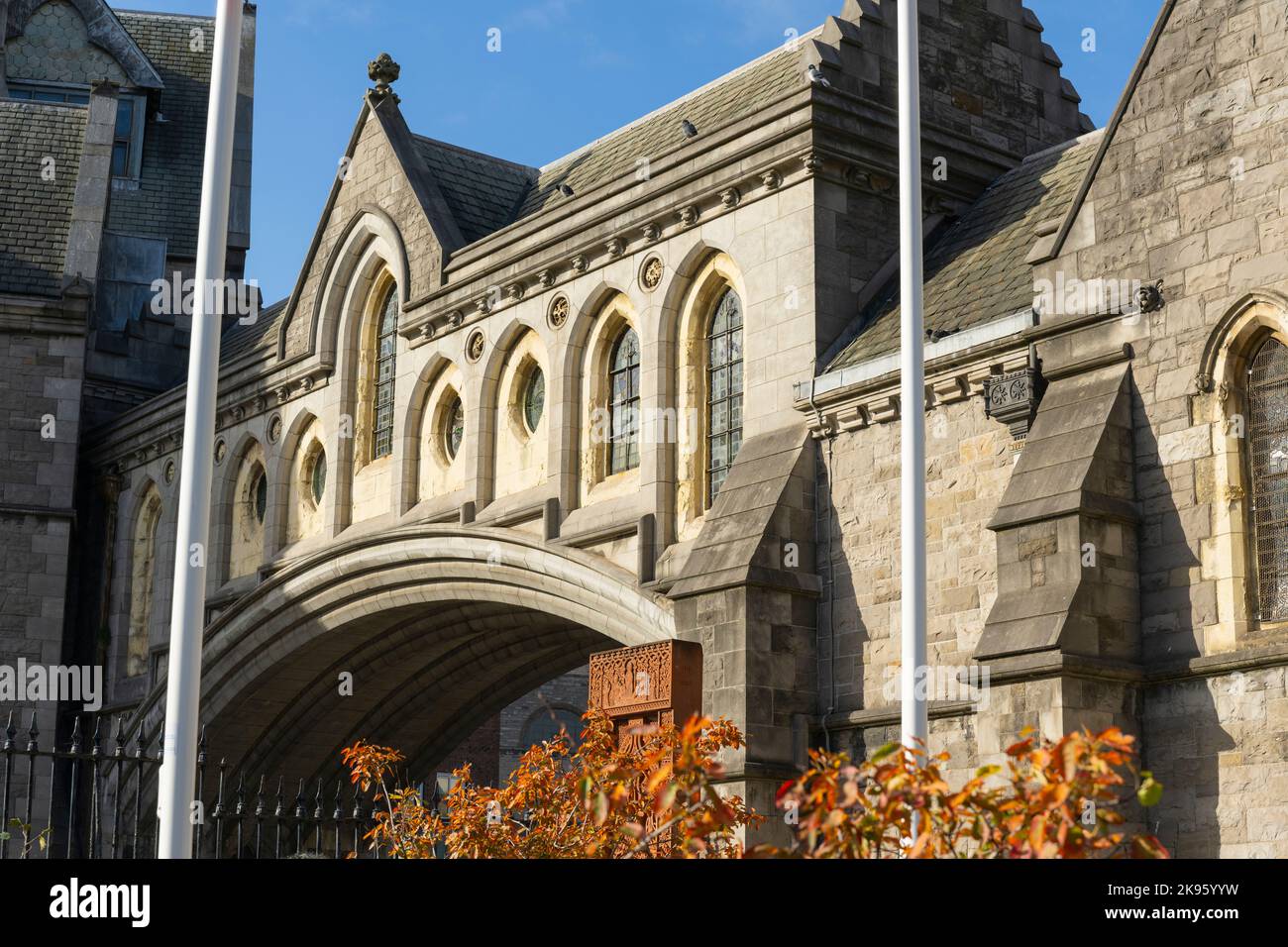 Republic of Ireland Eire Dublin Christ Church Cathedral c. 1030 hump back covered stone footbridge bridge over street road between Synod and Church Stock Photo
