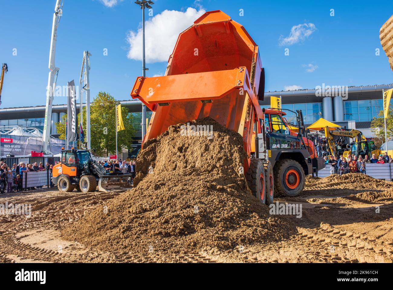 Bauma 2022 - Die größte Messe für Baumaschinen, Bergbaumaschinen und Baufahrzeuge in München, hier mit einer Demonstration der Firma Doosan Stock Photo
