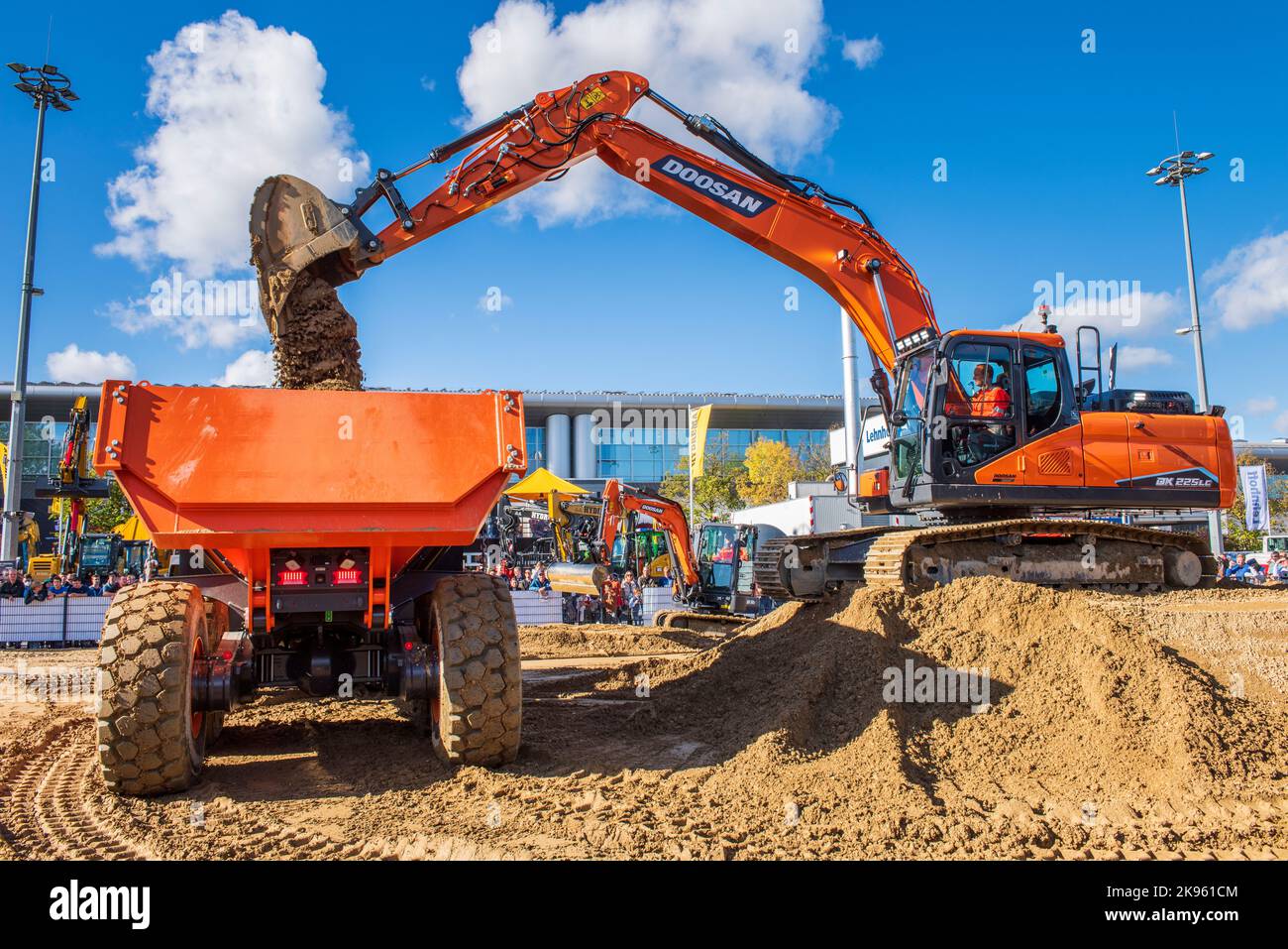 Bauma 2022 - Die größte Messe für Baumaschinen, Bergbaumaschinen und Baufahrzeuge in München, hier mit einer Demonstration der Firma Doosan Stock Photo