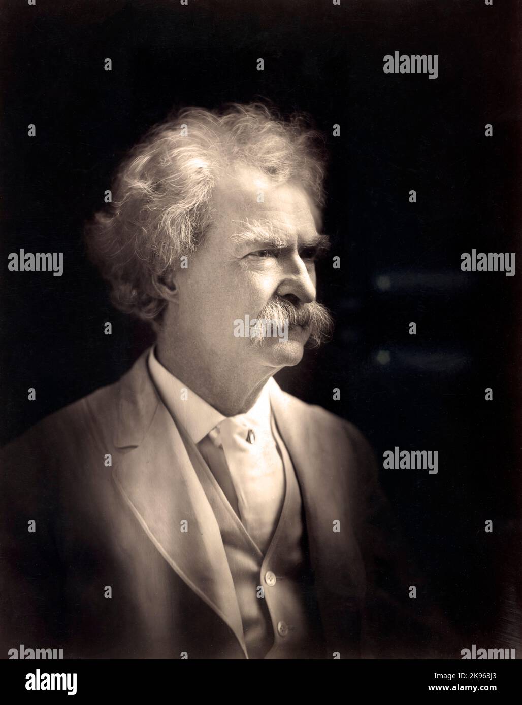 Mark Twaiin (Clemens, Samuel Langhorne ) - american writer - ( 1835-1910) in 1907 by Bradley, A. F. in 1907 Stock Photo