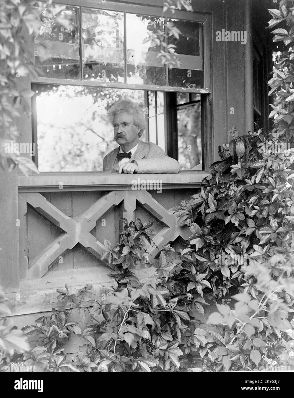 Mark Twaiin (Clemens, Samuel Langhorne ) - american writer - ( 1835-1910) in 1903 by T.E. Morr. Mark Twain, head-and-shoulders portrait, facing left, looking out window Stock Photo