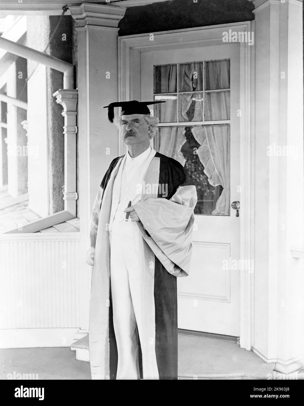 Mark Twaiin (Clemens, Samuel Langhorne ) - american writer - ( 1835-1910) in 1907 Samuel Langhorne Clemens, (Mark Twain), full-length portrait, standing, facing left, in academic cap and gown Stock Photo