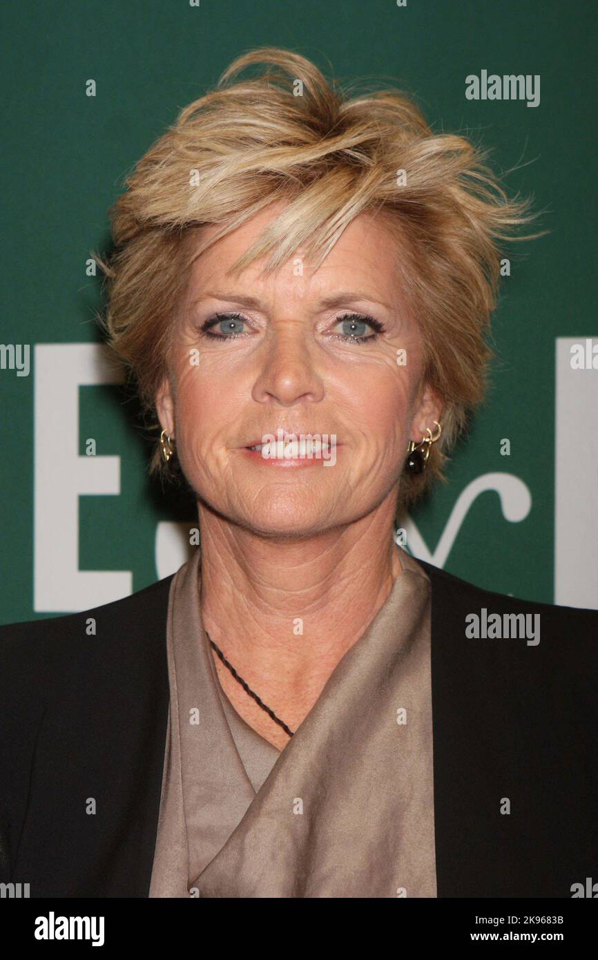 Meredith Baxter signing her book, "Untied: A Memoir of Family, Fame and ...