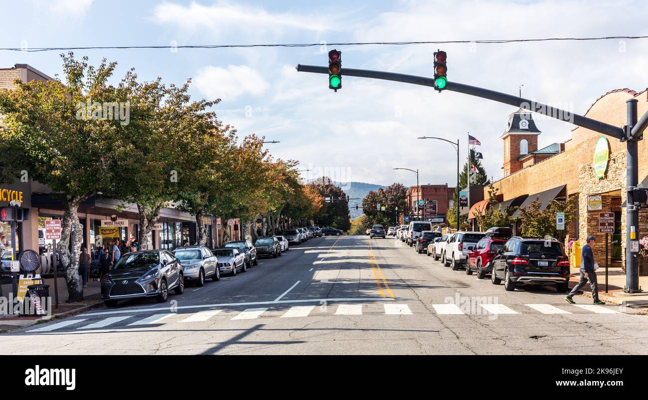 BREVARD, NORTH CAROLINA, USA-9 OCTOBER 2022: Wide-angle view of Main Street. People shopping and walking. Stock Photo