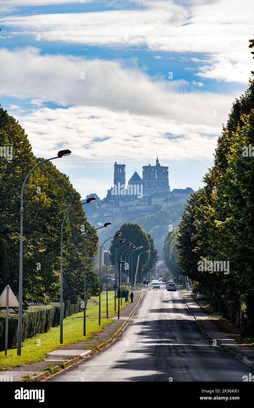 Laon Cathedral ( Cathédrale Notre-Dame de Laon) is a Roman Catholic church located in Laon, Aisne, Hauts-de-France, France. Built in the twelfth and t Stock Photo