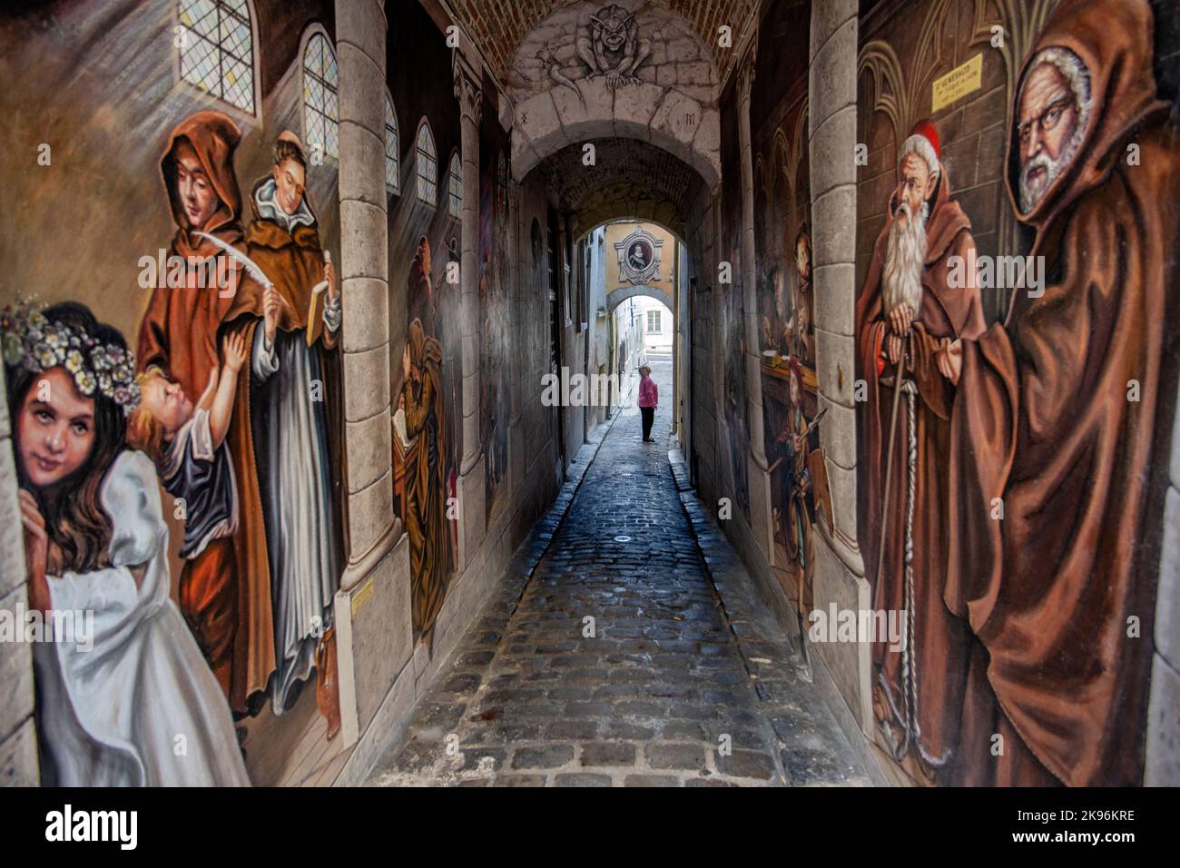 The Ruelle des Neufliers contains a work by the painter Pierre Grenier who pays homage to historical figures from Laon. Laon Cathedral ( Cathédrale No Stock Photo