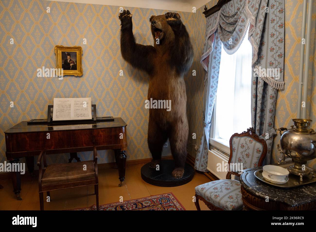 Chudovo, Russia - October 08, 2022: House-museum of the poet N.A. Nekrasov. Living room interior with stuffed bear Stock Photo