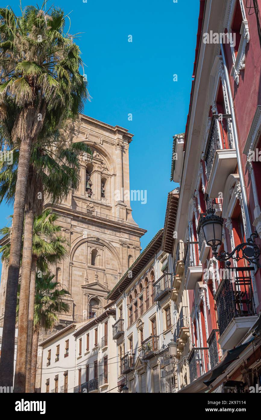 Disparo vertical desde la plaza Romanilla de Granada con edificios del barrio antiguo y campanario de la basÃlica catedral, EspaÃ±a Stock Photo