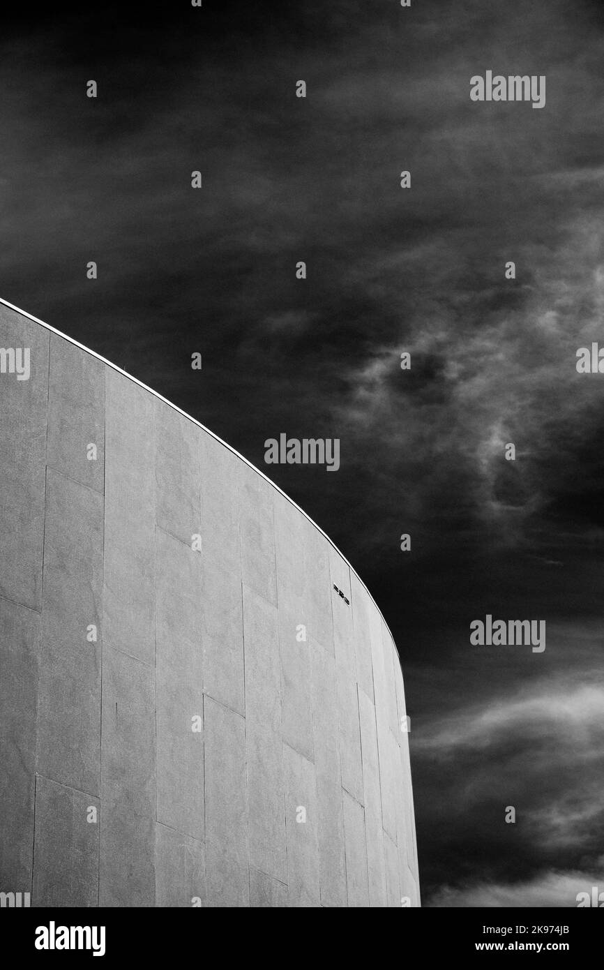 Sky Scale A vertical gray scale of exterior of a building under cloudy sky Stock ...
