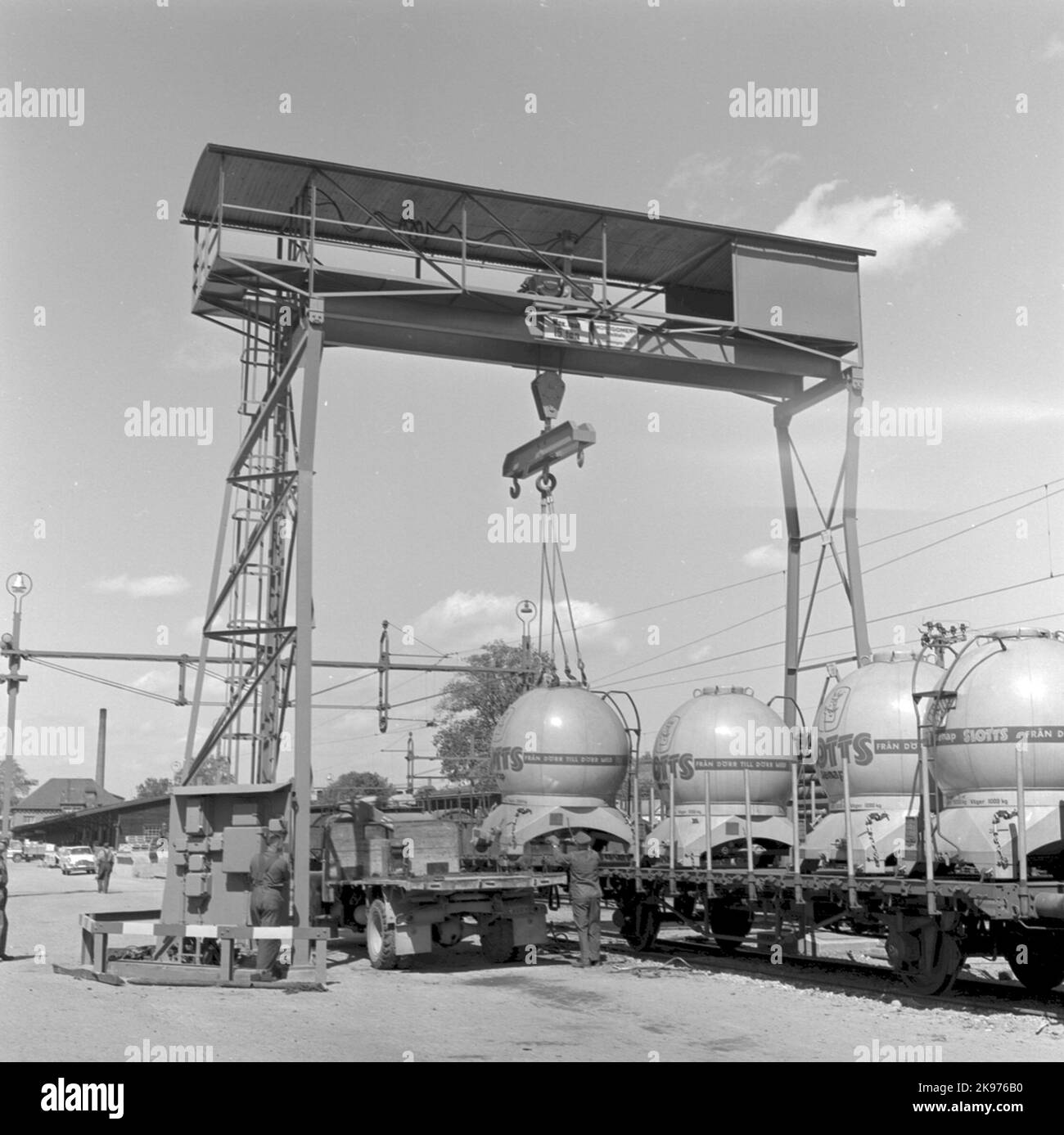 Heavy loads crane Black and White Stock Photos & Images - Alamy