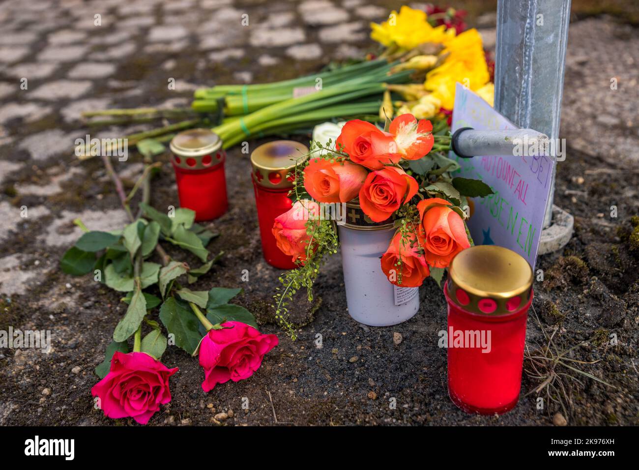 Zwei Tage nach einem schrecklichen Verkehrsunfall im Leipziger Stadtteil Probstheida legen Menschen Blumen an dem Ort nieder an dem ein 50 jÃ¤hriger A Stock Photo