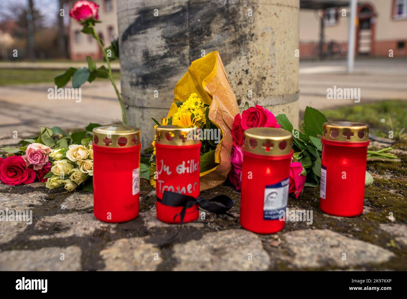 Zwei Tage nach einem schrecklichen Verkehrsunfall im Leipziger Stadtteil Probstheida legen Menschen Blumen an dem Ort nieder an dem ein 50 jÃ¤hriger A Stock Photo