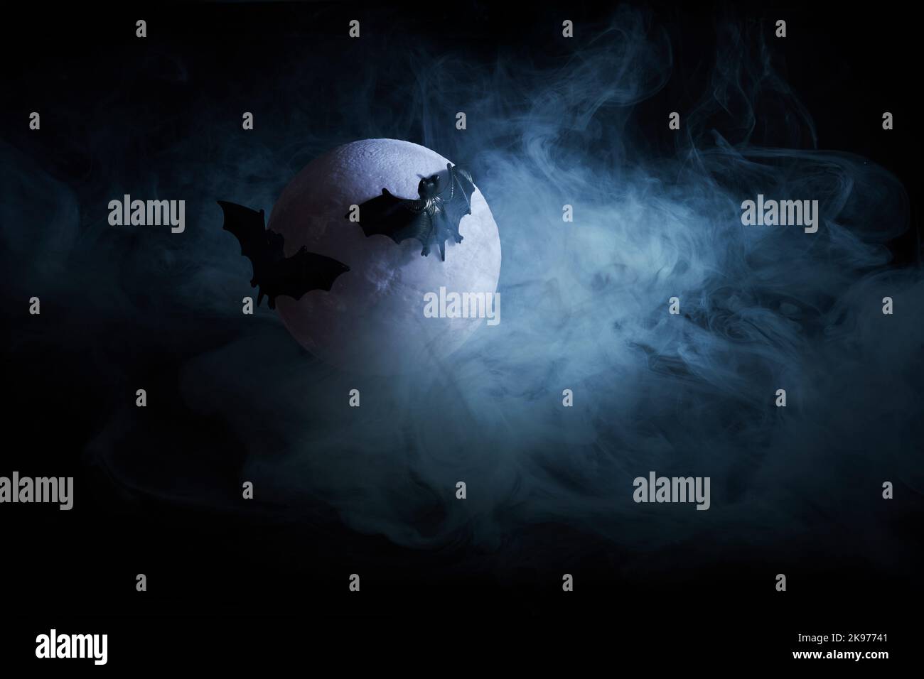 Halloween background. Spooky scary dark night full moon and bats Stock ...