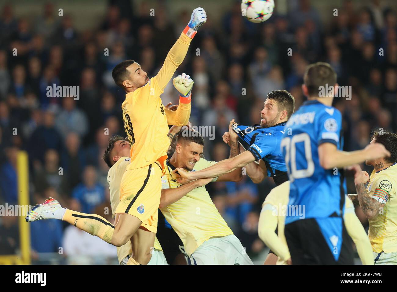 Brugge, Belgium, 26 October 2022, Porto's goalkeeper Diogo Costa and Club's Brandon Mechele fight for the ball during the match between Belgian soccer team Club Brugge KV and Portuguese FC Porto , Wednesday 26 October 2022 in Brugge, Belgium, the fifth game in the UEFA Champions League group stage. BELGA PHOTO BRUNO FAHY Stock Photo