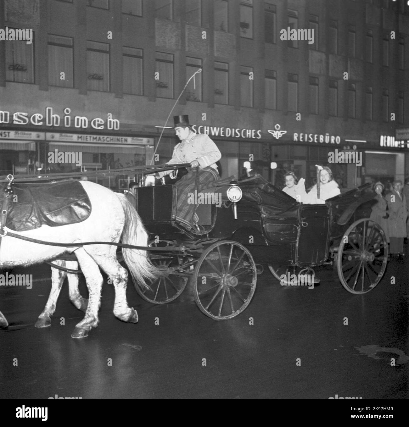 State Railways, SJ. The Lucia peas Berit and Ulla in the horse -drawn carriage in front of the Swedish travel agency in Berlin, in conjunction with Lucia's visit to Berlin 1958 Stock Photo