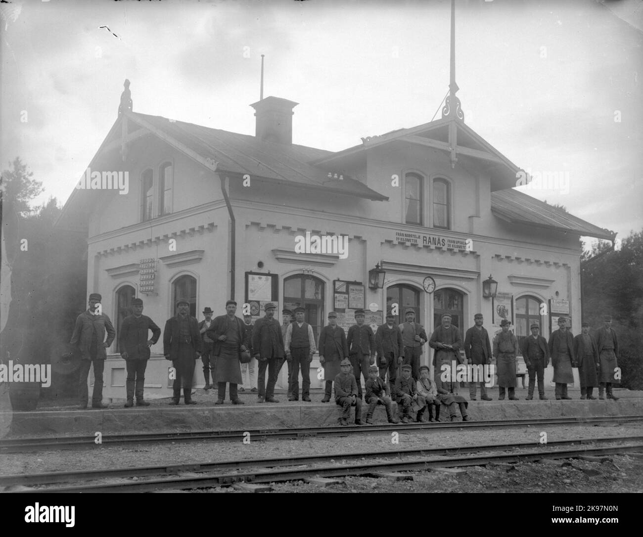 The station house rebuilt approx. Station house in brick (?) Plastered, in one and a half floor