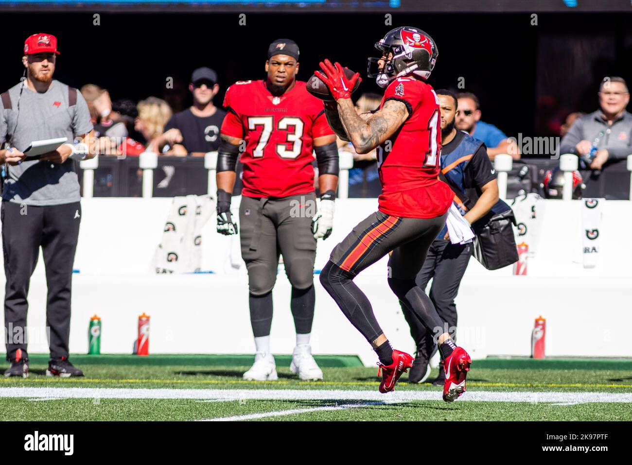 Charlotte, NC, USA. 23rd Oct, 2022. Tampa Bay Buccaneers wide receiver Mike Evans (13) with a catch during the second quarter of the NFL matchup in Charlotte, NC. (Scott Kinser/Cal Sport Media). Credit: csm/Alamy Live News Stock Photo