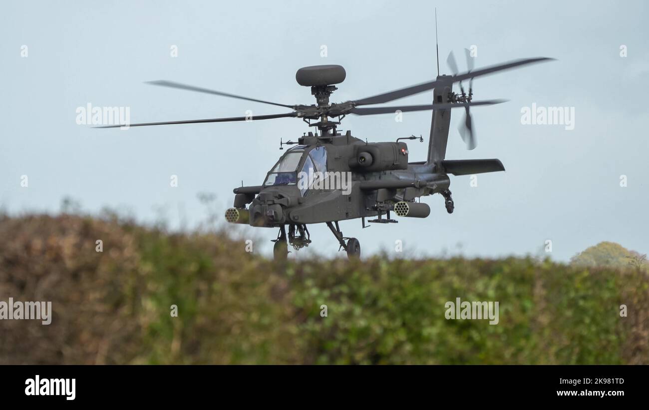 close-up head-on view of ZM707 British army Boeing Apache Attack ...