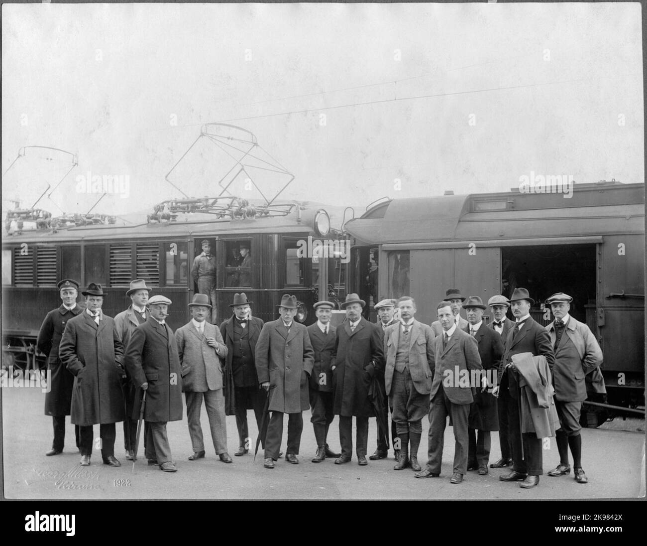 Group photo of officials included in the weak current commission