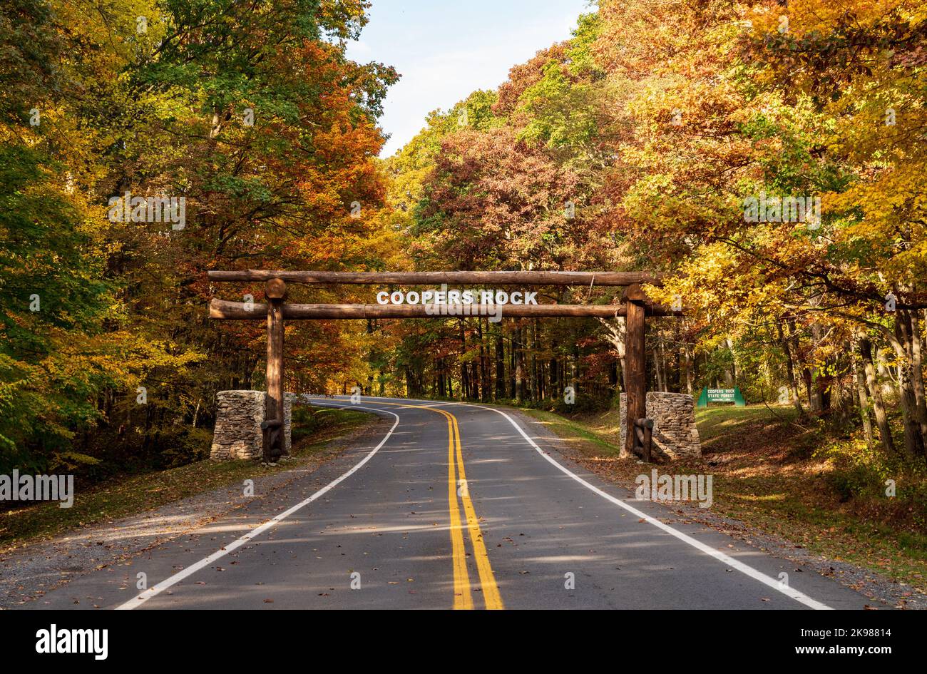 New wood tree trunk entrance sign over the road to Coopers Rock State Forest Stock Photo