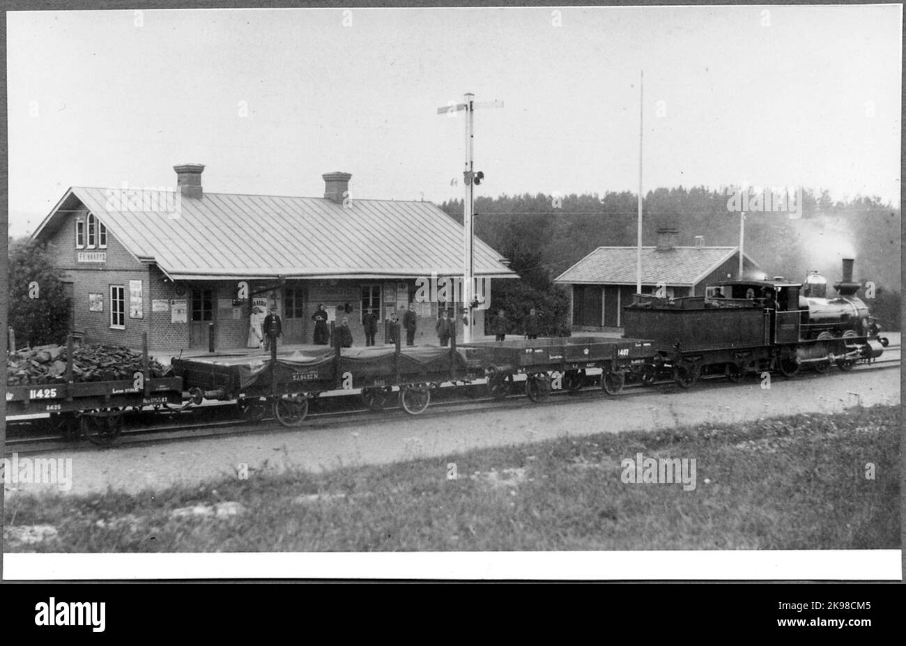 the-state-railways-sj-kb-243-ansgarius-with-freight-trains-in