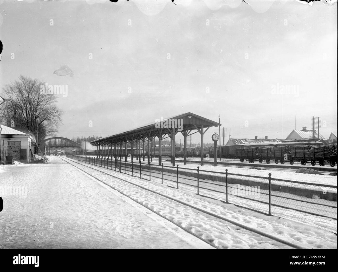 Railway platform and roof Black and White Stock Photos & Images - Alamy