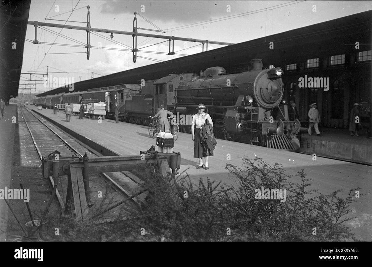 BJ H3S with passenger train inside Gothenburg station. Nydqvist & Holm ...