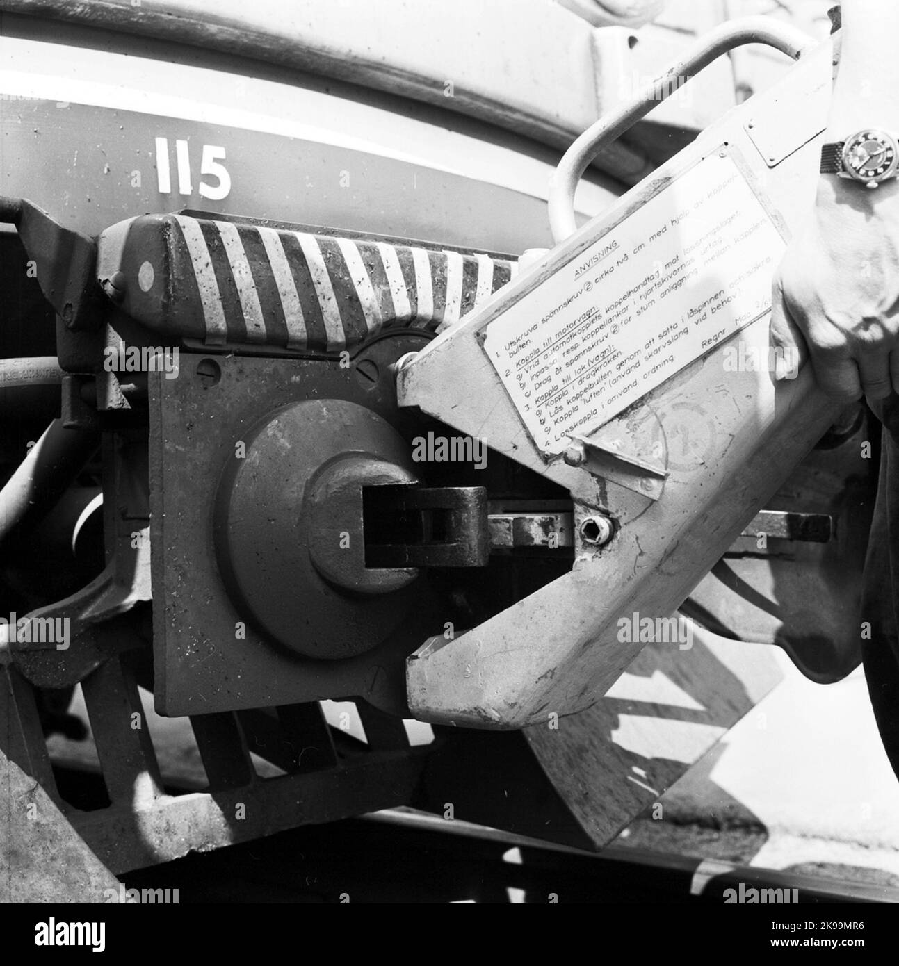 Coupling device between motor carriage and with instruction