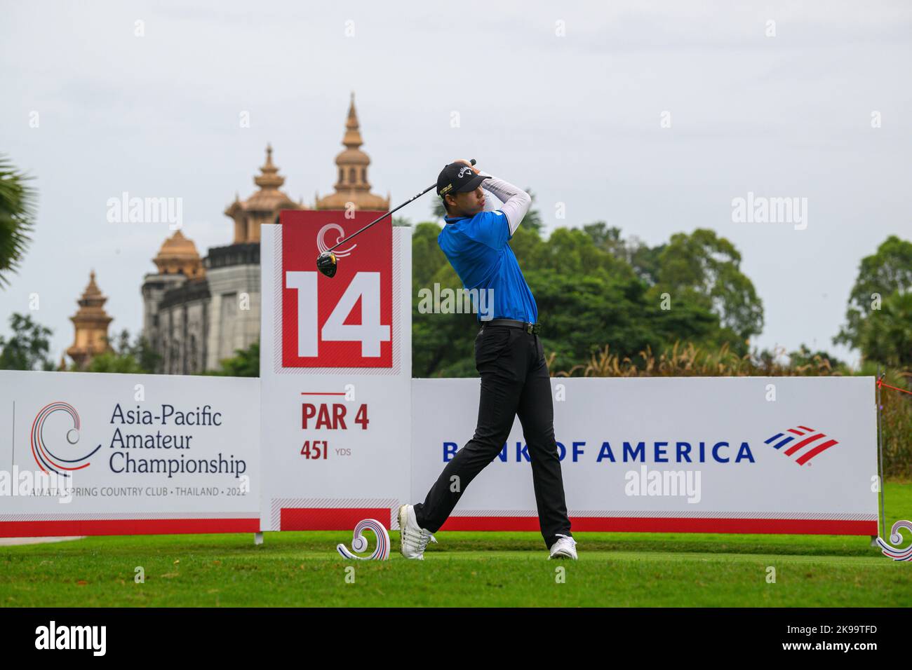 Chonburi, THAILAND. 27th October, 2022. Wenyi Ding of CHINA tees off at hole 14 (his 5th) during the 1st round of the 2022 Asia-Pacific Amateur Championship at Amata Spring Country Club, Chanburi, THAILAND. Credit: Jason Butler/Alamy Live News. Stock Photo