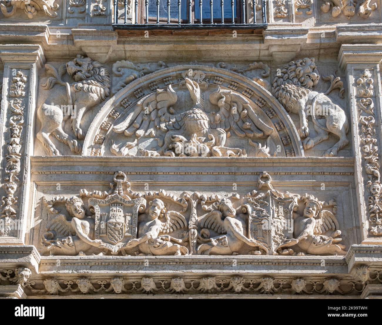 Bajorrelieve y escultura a la entrada del museo arqueolÃ³gico y etnolÃ³gico de Granada, EspaÃ±a.NEF Stock Photo