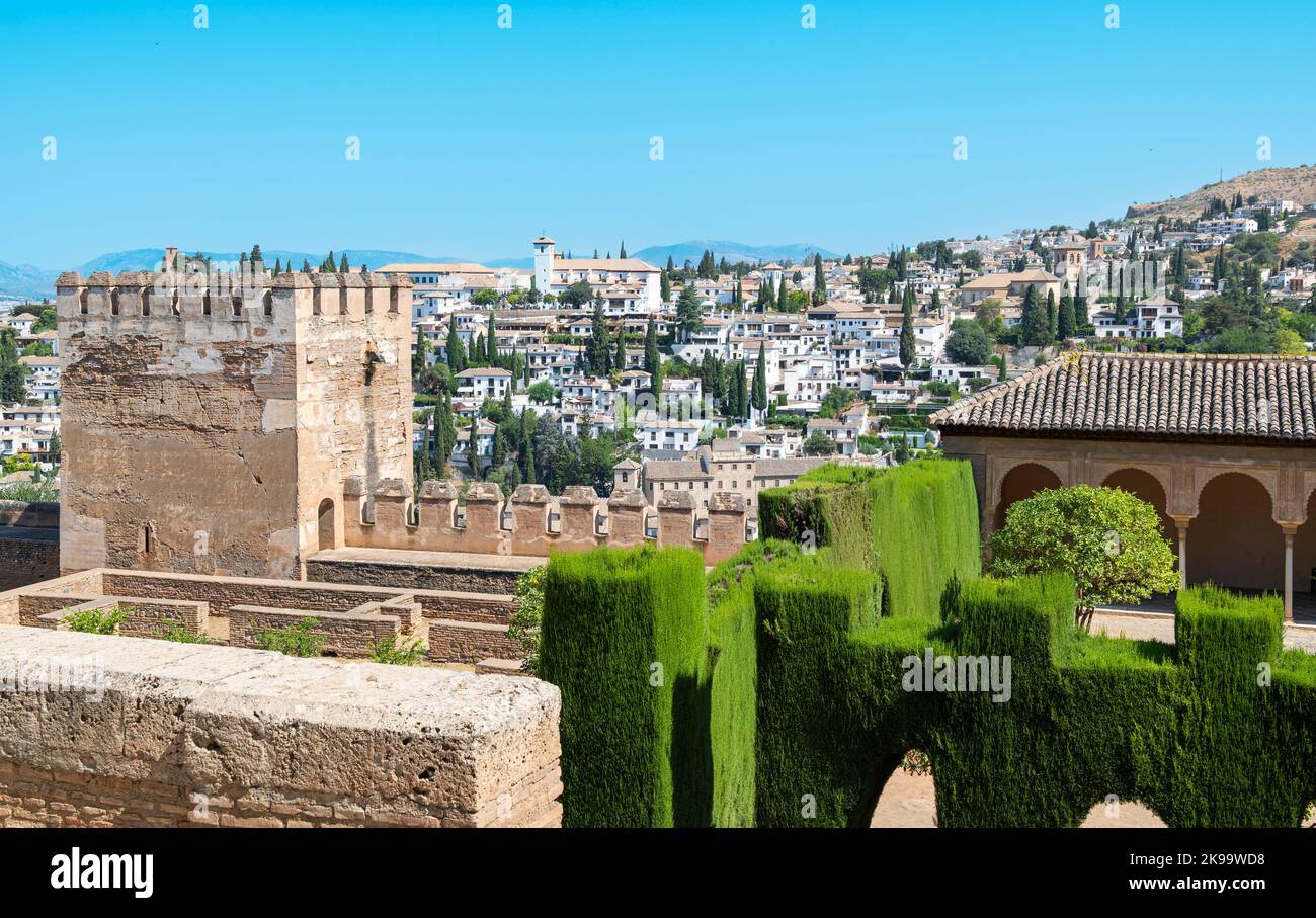 Casas blancas de la ciudad de Granada vistas desde la Alhambra en primer plano, EspaÃ±a Stock Photo