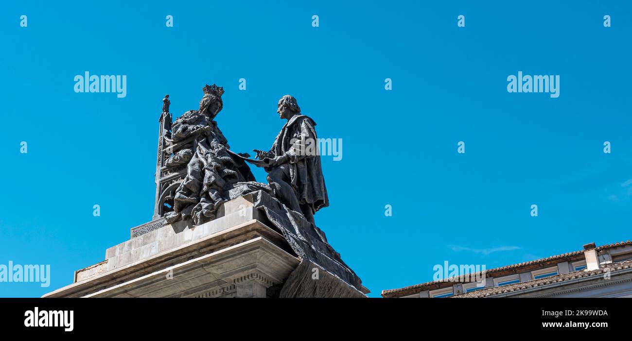 Monumento a las capitulaciones con la reina Isabel la catÃ³lica y Cristobal ColÃ³n en la ciudad de Granada, EspaÃ±a Stock Photo
