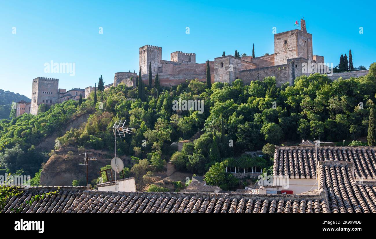 Vista de la majestuosa Alhambra sobre los tejados de las casas de la ciudad de Granada, EspaÃ±a Stock Photo