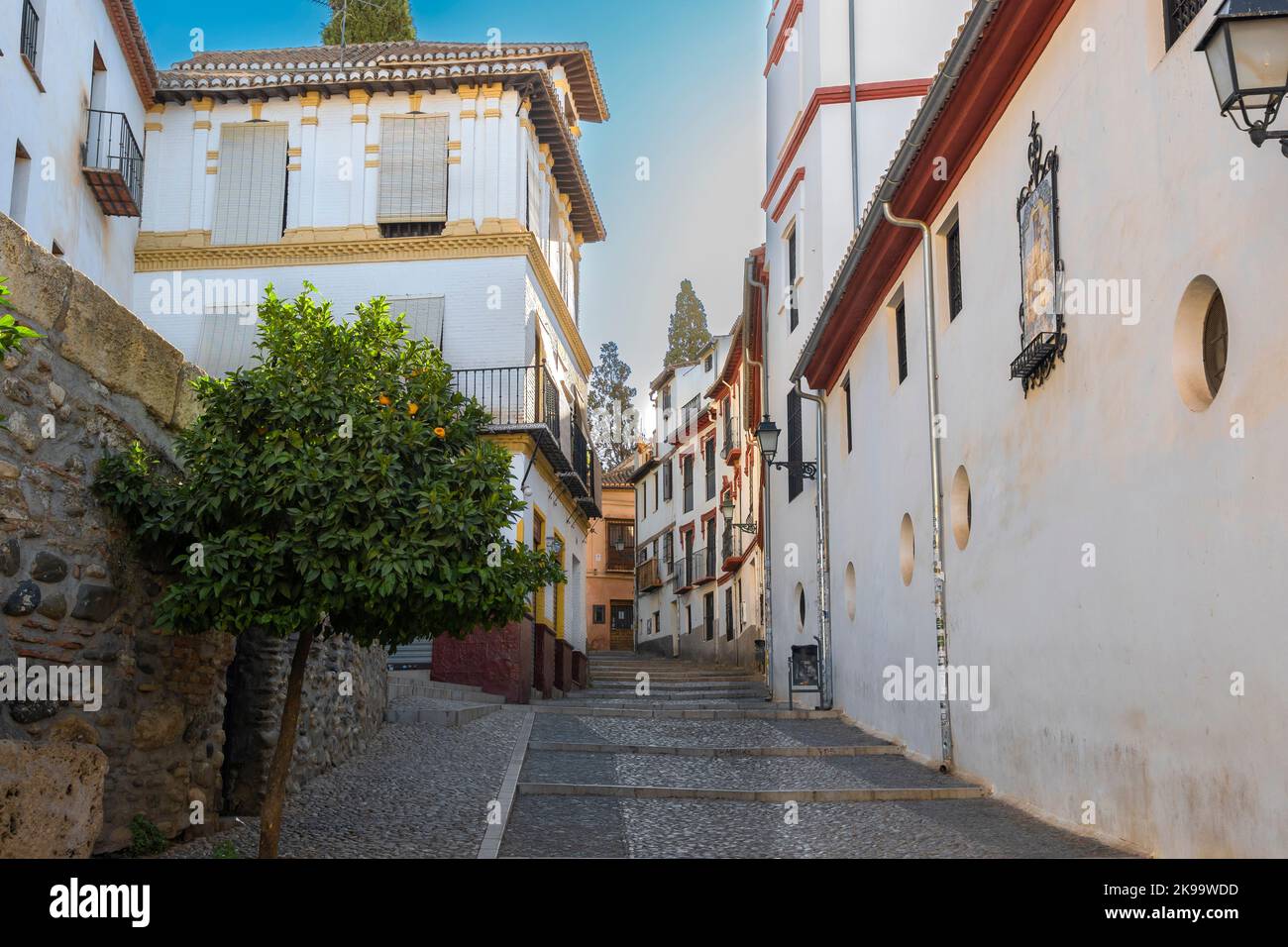 La calle de san Gregorio con tradicionales casas blancas en el barrio antiguo de Granada, EspaÃ±a Stock Photo