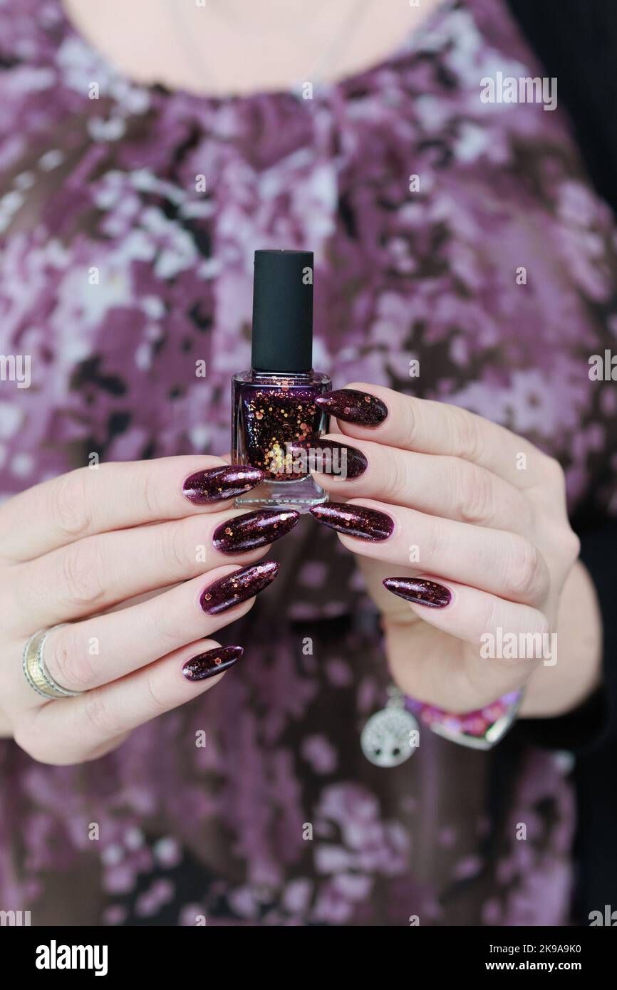 17 top Burgundy Nails with Gold Design ideas in 2024
