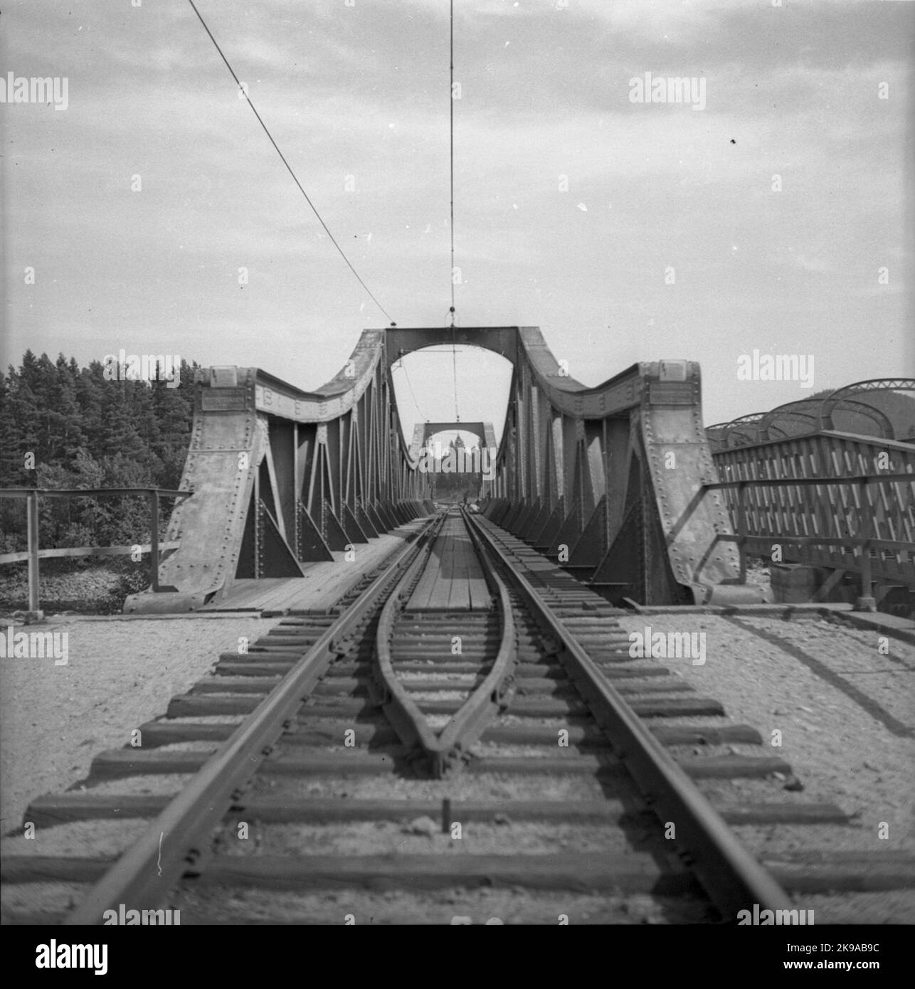 Bro, built in 1915. The older bridge, to the right, is from the 1870s