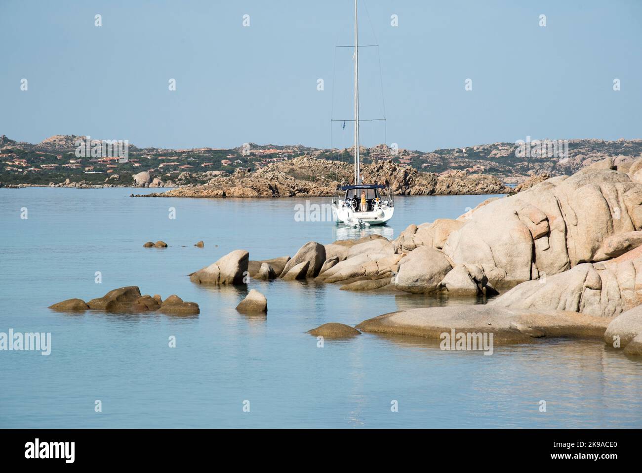 Barca a vela nel mare della Sardegna, Italia Stock Photo