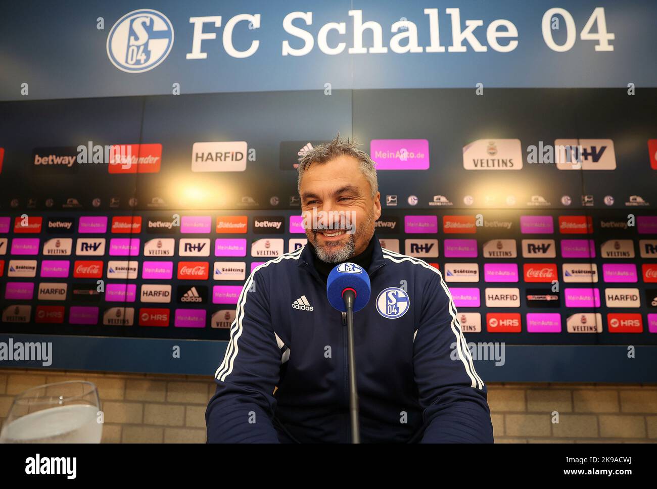 Schalke, Deutschland. 27th Oct, 2022. firo : 27.10.2022, football, soccer,  1.Bundesliga, first league season 2022/2023, FC Schalke 04 1st training  Thomas Reis Credit: dpa/Alamy Live News Stock Photo - Alamy