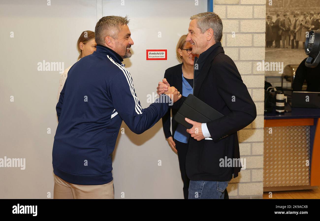 Schalke, Deutschland. 27th Oct, 2022. firo : 27.10.2022, football, soccer,  1.Bundesliga, first league season 2022/2023, FC Schalke 04 1st training  Thomas Reis Credit: dpa/Alamy Live News Stock Photo - Alamy