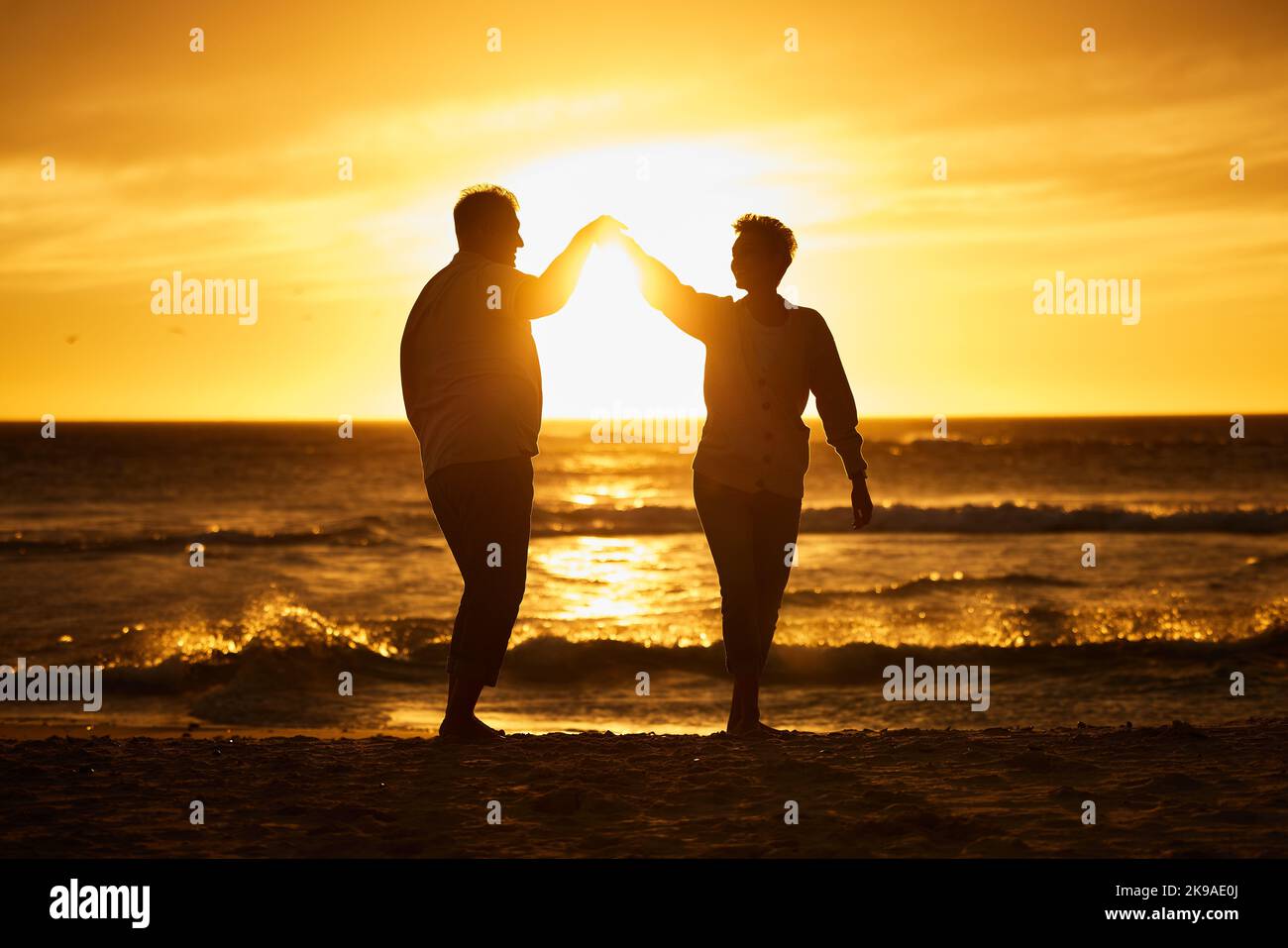 Dancing couple silhouette hi-res stock photography and images - Alamy