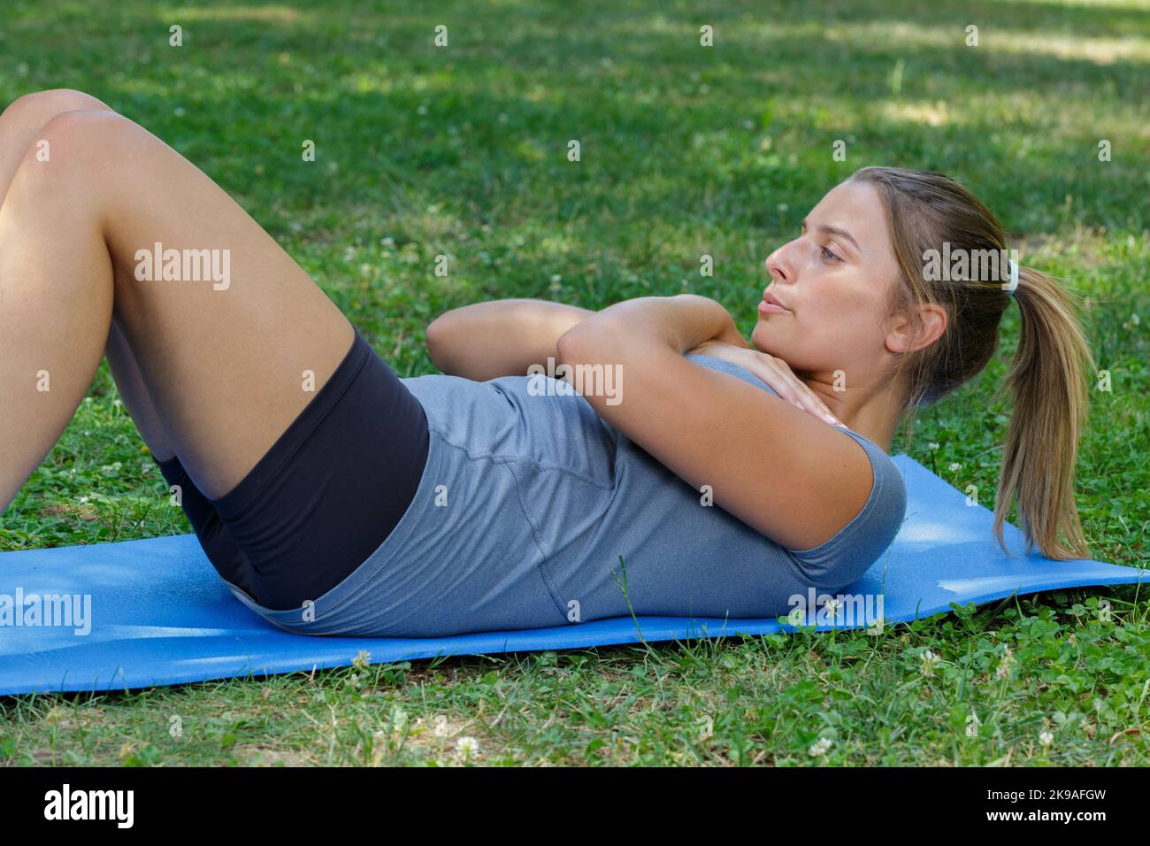 young woman doing sit ups abdominal crunches Stock Photo - Alamy