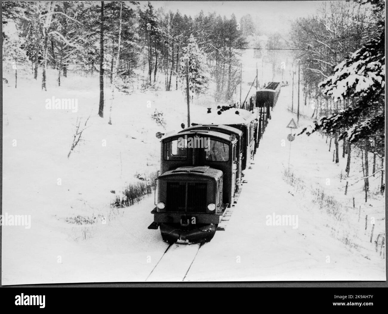freight-train-on-the-line-between-finsp-ng-and-ljusfallshammar-with-two
