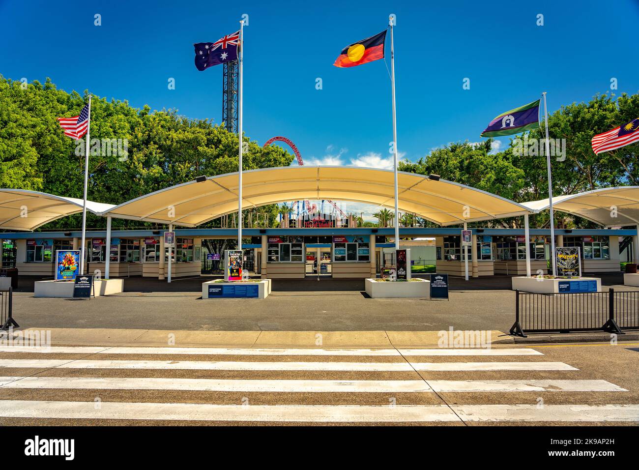 gold-coast-queensland-australia-movie-world-theme-park-entrance