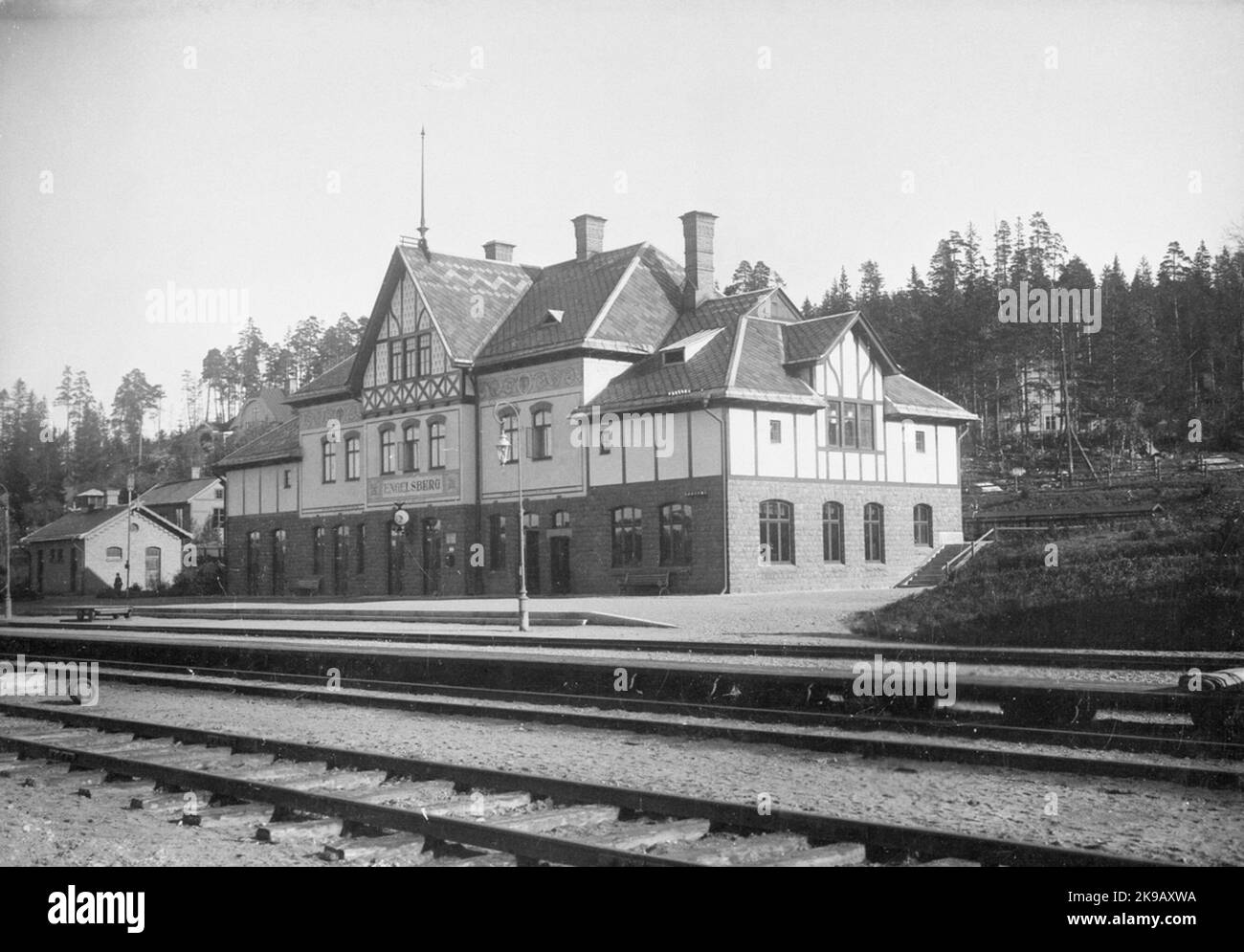 Ängelsberg station. The first station house was put into operation in 1876. New station house was built in 1900. The same year, the railway year was expanded to seven tracks. At the narrow track period there was no real station house, but an 1850 erected port office also served as a station house until the widening 1875/76. Combined station/post station since 1865. New station house erected by SWB 1875/76. New tracks at Bangården 1884 and 1894. Protective room 1941. The ticket sales will cease and the station will be unmanned 1995/96 Stock Photo