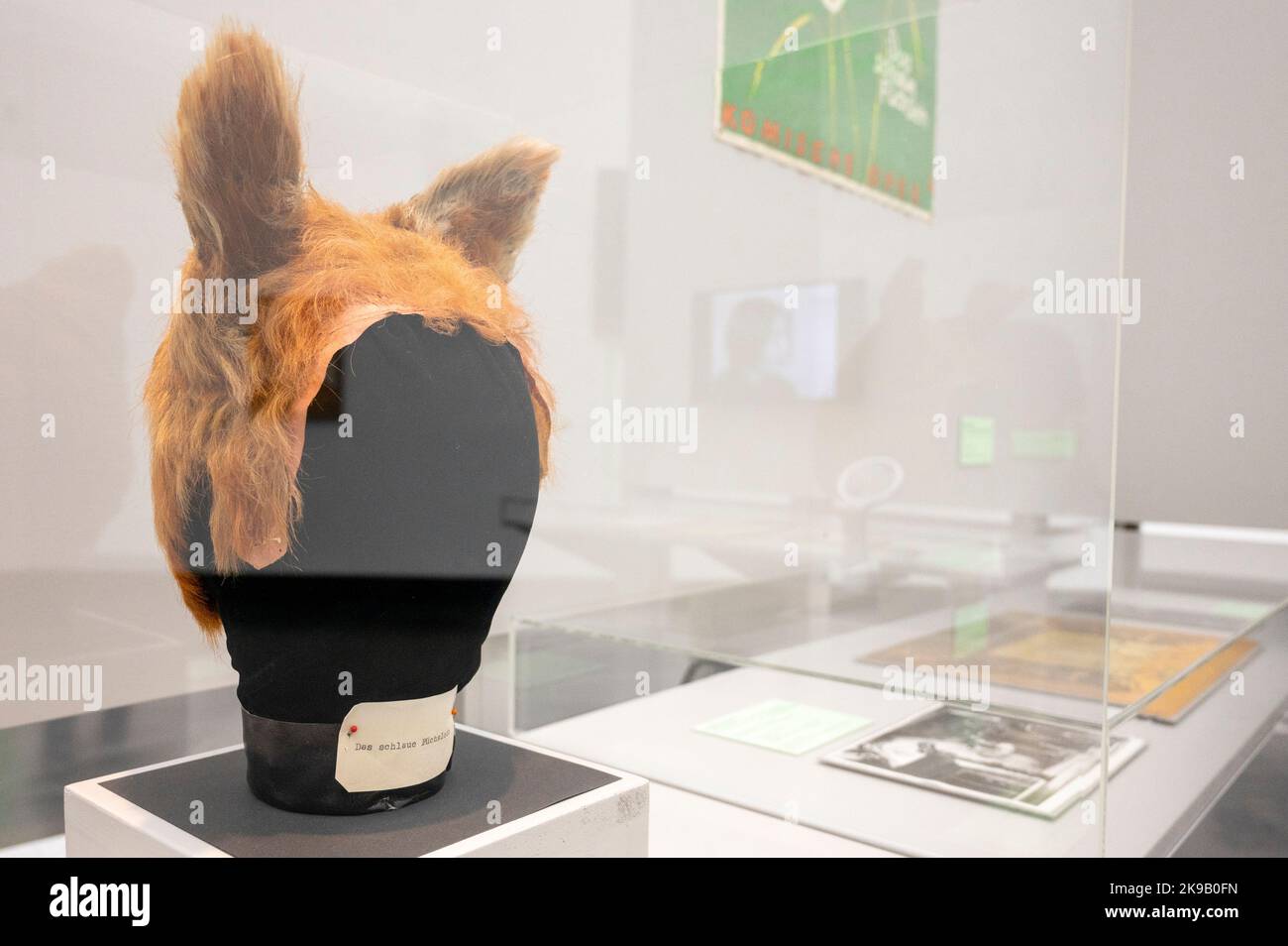 Berlin, Germany. 27th Oct, 2022. A headdress 'Schlaukopf'' for the opera 'Das schlaue Füchslein' (The Cunning Little Vixen) by set designer Rudolf Heinrich (1956) is on display at the Akademie der Künste at the exhibition 'Spurensicherung. The story(s) behind the works' on display. Starting on October 29 at Pariser Platz, the exhibition uses selected examples to show the working methods of provenance research. Credit: Christophe Gateau/dpa/Alamy Live News Stock Photo