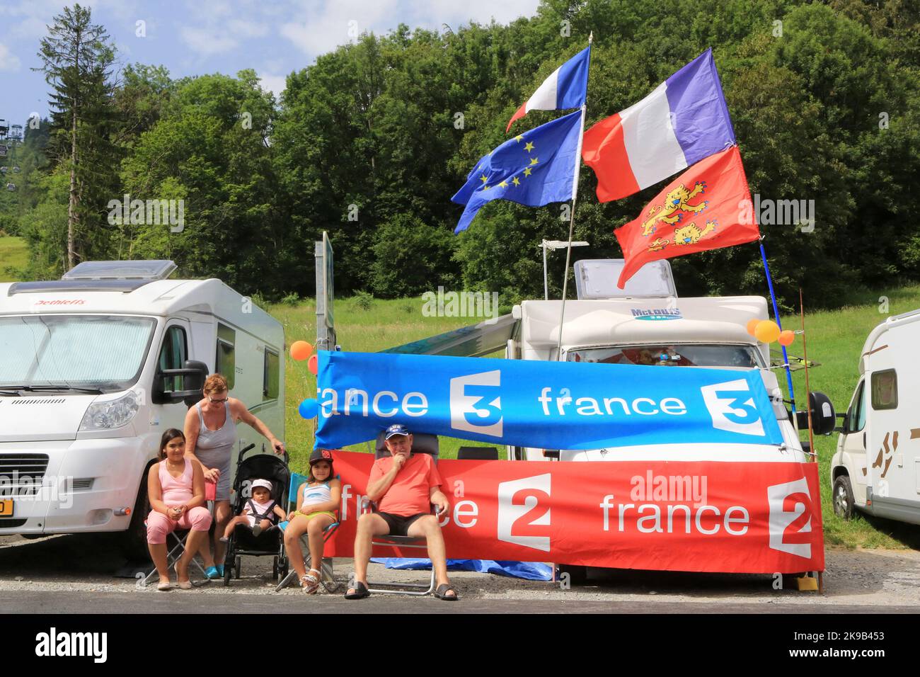 Famille attendant le passage du Tour de France. Vendredi 22 juillet 2016. Le Bettex. Saint-Gervais-les-Bains. Haute-Savoie. Auvergne-Rhône-Alpes. Fran Stock Photo