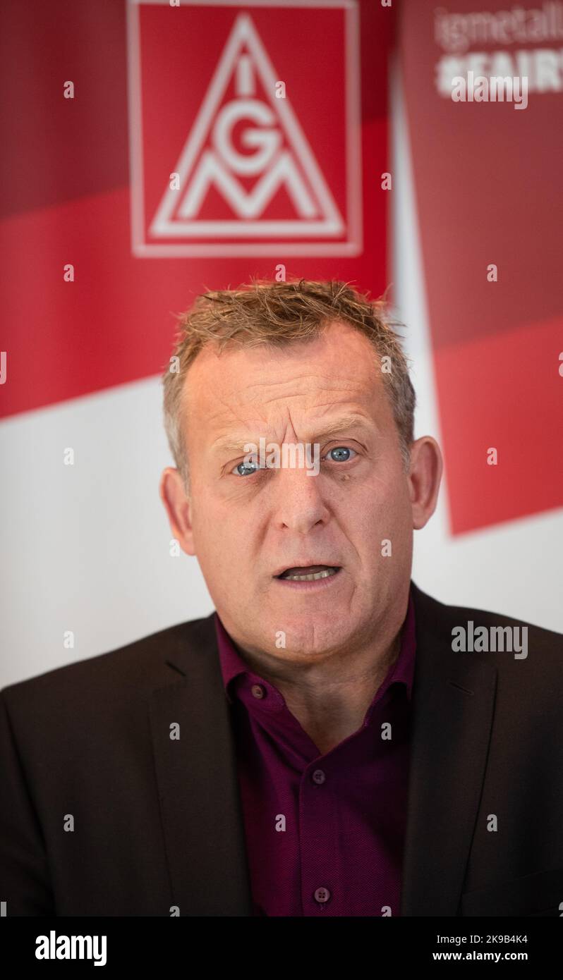 27 October 2022, Baden-Württemberg, Böblingen: Roman Zitzelsberger, district manager and negotiator of IG Metall Baden-Württemberg, gives a press statement before the start of further collective bargaining negotiations in the metal and electrical industry. Photo: Christoph Schmidt/dpa Stock Photo