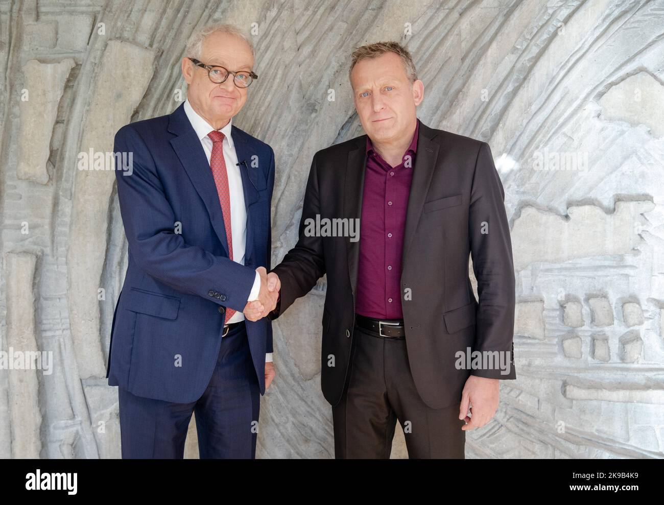 27 October 2022, Baden-Württemberg, Böblingen: Before the start of further collective bargaining in the metal and electrical industry, Harald Marquardt (l), negotiator for Südwestmetall, shakes hands with Roman Zitzelsberger, district manager and negotiator for IG Metall Baden-Württemberg. Photo: Christoph Schmidt/dpa Stock Photo