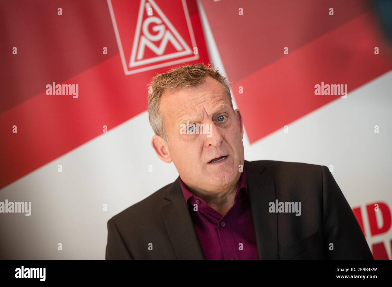 27 October 2022, Baden-Württemberg, Böblingen: Roman Zitzelsberger, district manager and negotiator of IG Metall Baden-Württemberg, gives a press statement before the start of further collective bargaining negotiations in the metal and electrical industry. Photo: Christoph Schmidt/dpa Stock Photo